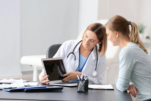 Vrouwelijke arts werkt met patiënt in kliniek — Stockfoto