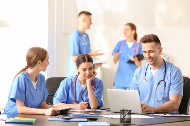 Tıp fakültesinde bir grup öğrenci