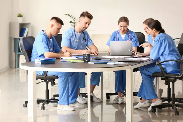 Studentengruppe an der Medizinischen Universität — Stockfoto