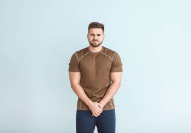 Hafif arka planda ürolojik hastalığı olan genç bir adam.