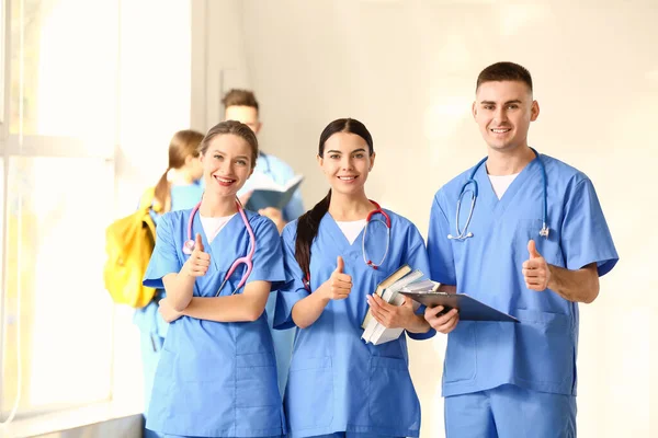 Grupa studentów medycyny pokazujących gest kciuka w sali kliniki — Zdjęcie stockowe