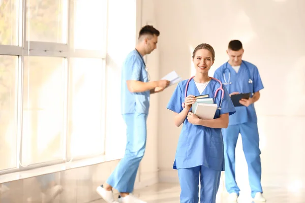 Estudante de medicina feminina no corredor da clínica — Fotografia de Stock