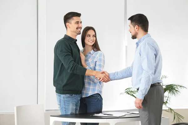 Bank manager schudden handen met paar in functie — Stockfoto