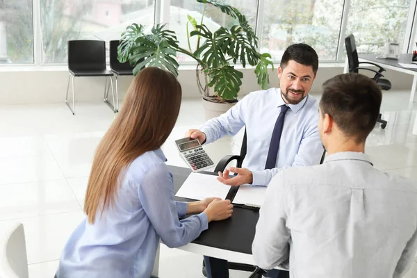 Bankdirecteur werkt met echtpaar in functie — Stockfoto