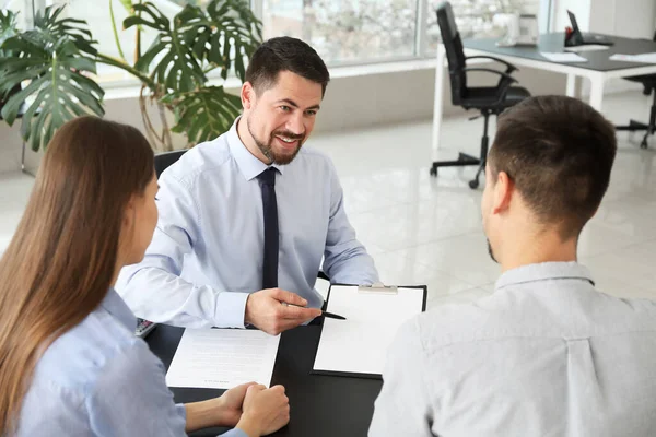 Bankdirecteur werkt met echtpaar in functie — Stockfoto