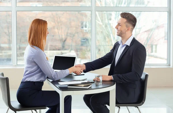 Bank manager and man shaking hands in office — Stock Photo, Image