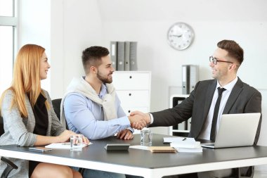 Banka müdürü ve müşterileri ofiste el sıkışıyor