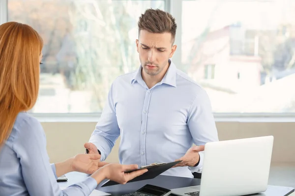 Bank manager working with troubled man in office — Stock Photo, Image