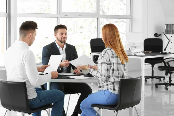 Bank manager working with clients in office — Stock Photo, Image