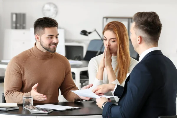 Bank manager working with clients in office — Stock Photo, Image