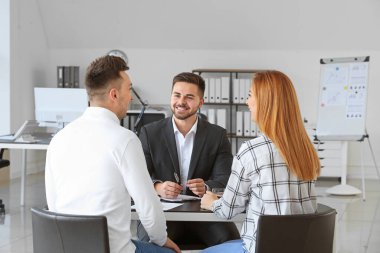 Banka müdürü ofiste müşterilerle çalışıyor.