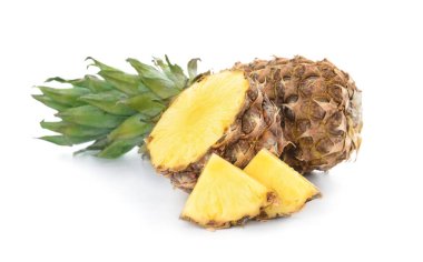 Beyaz arkaplanda taze ananas