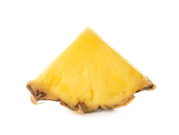 Кусок свежего ананаса на белом фоне