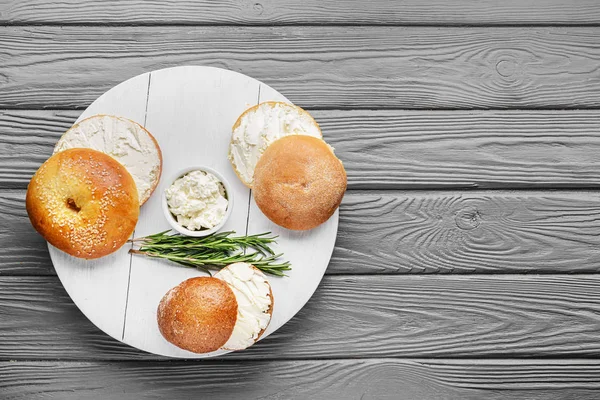 Свежие булочки со сливочным сыром на столе — стоковое фото