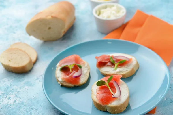 Sandwiches met lekkere roomkaas en zalm op kleur achtergrond — Stockfoto