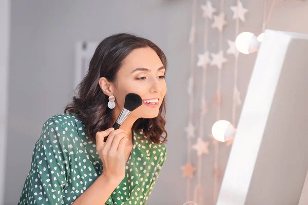 Hermosa joven aplicación de maquillaje en casa — Foto de Stock