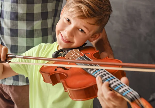 Kleiner Junge spielt Geige in Musikschule — Stockfoto