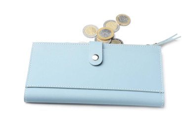 Beyaz arka planda bozuk paralar olan cüzdan. Tasarruf kavramı