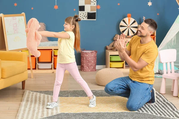 Батько і його маленька дочка танцюють вдома — стокове фото