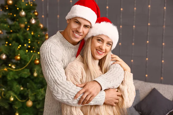 Pareja feliz en Nochebuena en casa — Foto de Stock