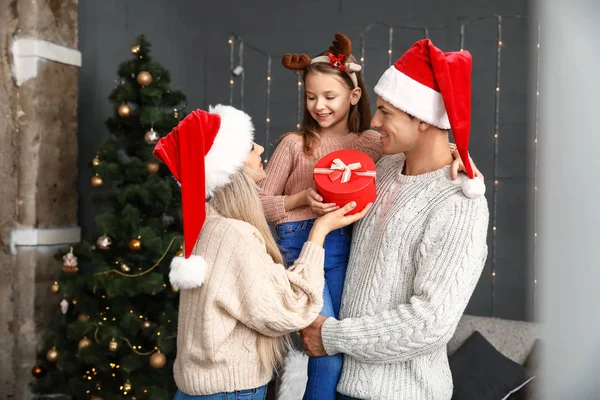 Família feliz com presente de Natal em casa — Fotografia de Stock