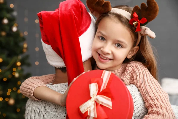 Petite fille avec père et cadeau de Noël à la maison — Photo