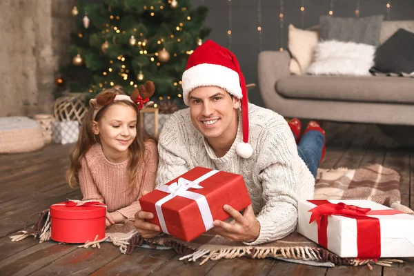 Kislány apával és karácsonyi ajándékokkal otthon — Stock Fotó