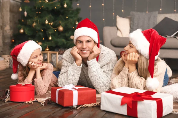 Glückliche Familie mit Weihnachtsgeschenken zu Hause — Stockfoto