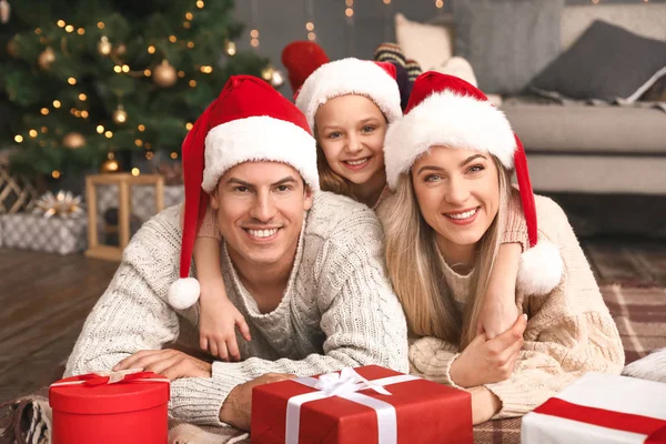 Boldog család karácsonyi ajándékokat otthon — Stock Fotó