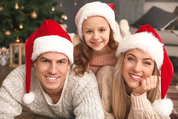 Noel arifesinde evde mutlu bir aile — Stok fotoğraf