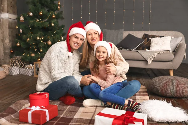 Família feliz com presentes de Natal em casa — Fotografia de Stock