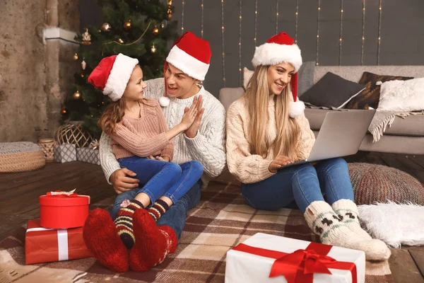 Glückliche Familie mit Laptop an Heiligabend zu Hause — Stockfoto
