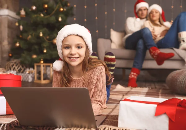 Kleines Mädchen mit Laptop an Heiligabend zu Hause — Stockfoto