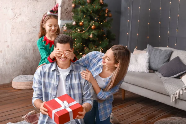 Mulher e filha cumprimentando o homem no Natal em casa — Fotografia de Stock