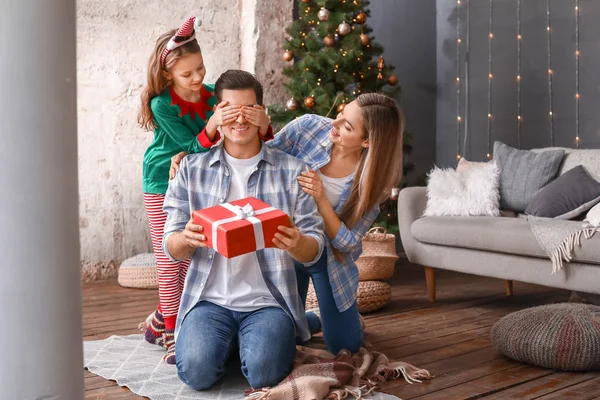Mulher e filha cumprimentando o homem no Natal em casa — Fotografia de Stock