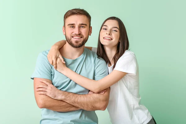 Amigos felices sobre fondo de color — Foto de Stock