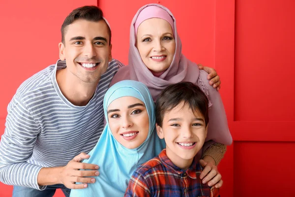 Portrét muslimské rodiny na barevném pozadí — Stock fotografie