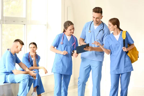 Gruppe von Medizinstudenten im Saal der Klinik — Stockfoto