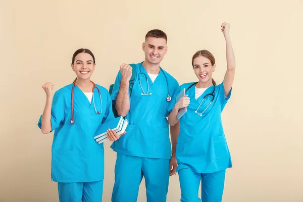 Groep gelukkige medische studenten met een lichte achtergrond — Stockfoto