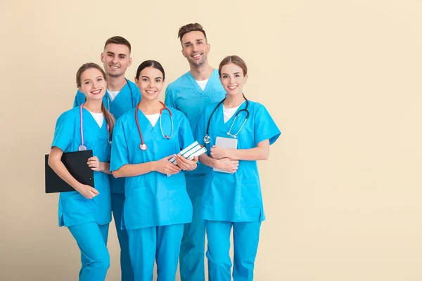 Groep medische studenten met een lichte achtergrond — Stockfoto