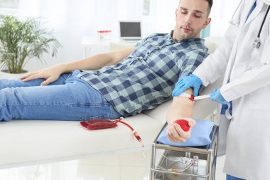 Kadın doktor erkek donör kan nakli hastanede hazırlama