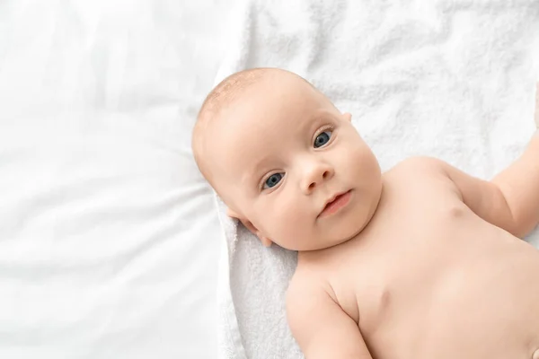 Retrato de bebê pequeno bonito deitado na cama — Fotografia de Stock