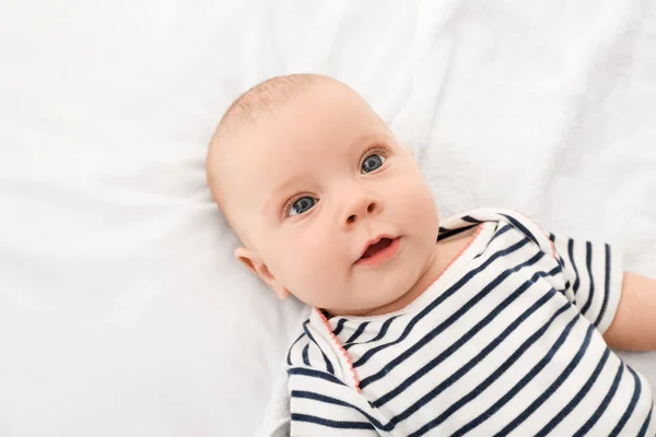 Portret słodkie małe dziecko, leżąc na łóżku — Zdjęcie stockowe