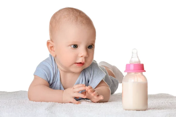 Портрет милої маленької дитини з пляшкою молока на білому тлі — стокове фото