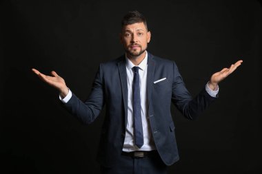 Karanlık arka planda çaresiz bir iş adamı. Seçim kavramı