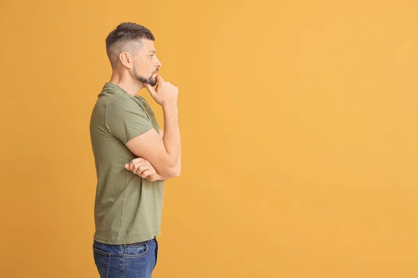 Homme réfléchi sur fond de couleur. Concept de choix — Photo