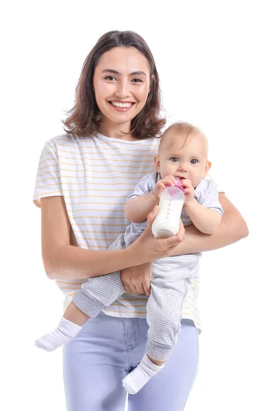 Mamma che alimenta il bambino con latte da bottiglia su sfondo bianco — Foto Stock