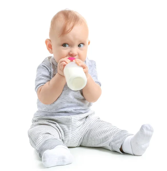 Dítě s lahví mléka na bílém pozadí — Stock fotografie