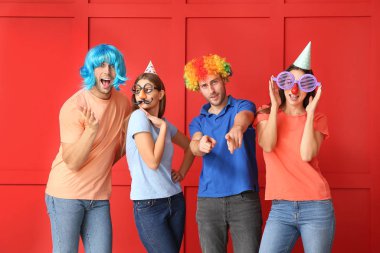 Renkli arka planda tuhaf kılık değiştirmiş insanlar. 1 Nisan kutlamaları