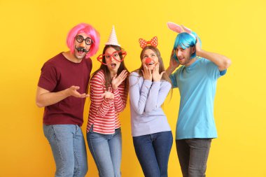 Renkli arka planda tuhaf kılık değiştirmiş insanlar. 1 Nisan kutlamaları